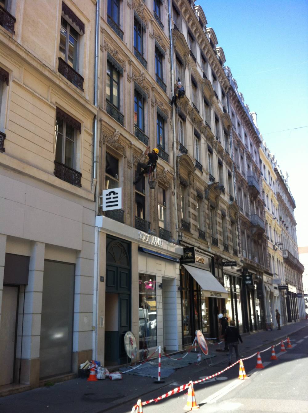 Acrolys . Mise en securité façade avec balisage au sol.JPG